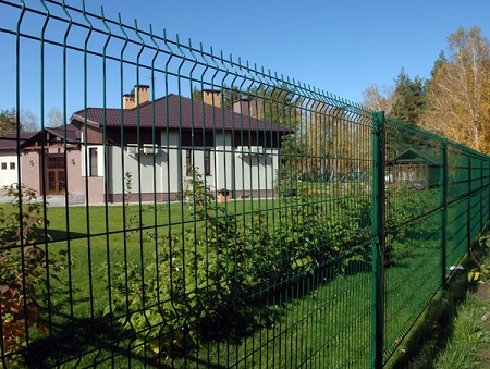 Забор из сварной сетки для дачного участка: характеристики и монтаж
