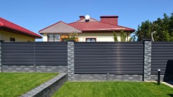 Почему стоит установить на своем участке забор жалюзи: его достоинства 