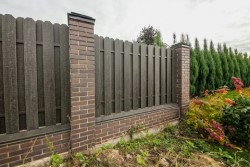 Полезные советы по строительству забора: использовать ДПК или профнастил