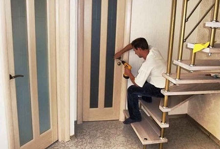 Замена стекла в межкомнатной двери: демонтаж и этапы установки