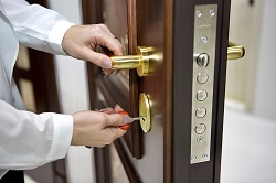 Технология замены входной двери: как действовать и каких правил придерживаться