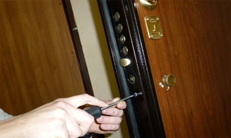 Замена замка на входной деревянной двери: особенности и этапы