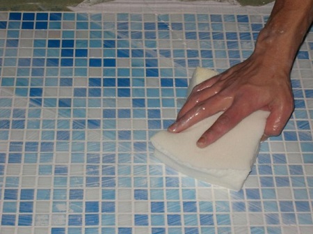 Затирка швов мозаичной плитки: правила и этапы