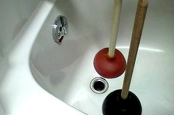 Разнообразные методы устранения засоров в ванной и их эффективность