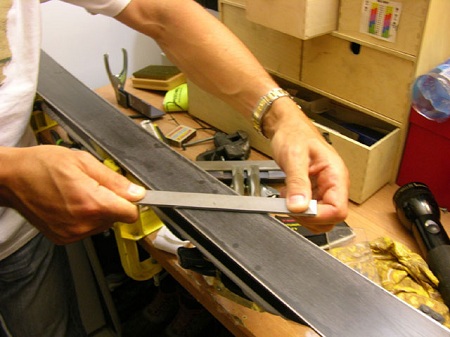 Как самостоятельно провести заточку кантов горных лыж