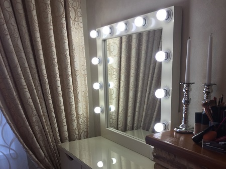 Виды гримерных зеркал и их преимущества: назначение и особенности